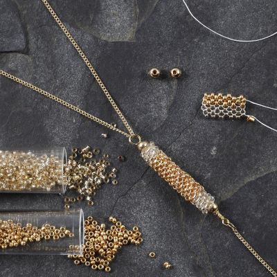 Un tube en perles de rocaille pour pendentif de collier