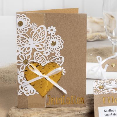 Une invitation décorée avec du carton à motif de dentelle