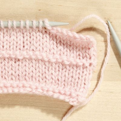 Comment arrêter des mailles au tricot