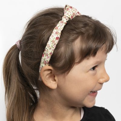 Un bandeau décoré d’un nœud en tissu.