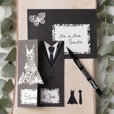 Une invitation de mariage décorée d’une robe et d’un smoking.