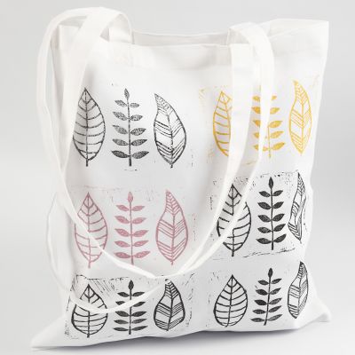 Une empreinte de feuille faite maison imprimée sur du tissu.