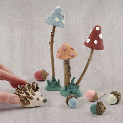 Un sol forestier réalisé avec de la Silk Clay et des matériaux naturels