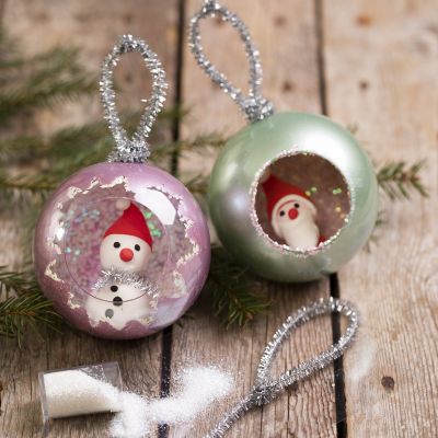 Boules de Noël décorées avec de la peinture Art Metal