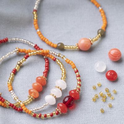 Bracelets avec des perles en verre et des perles de rocaille sur un cordon élastique.