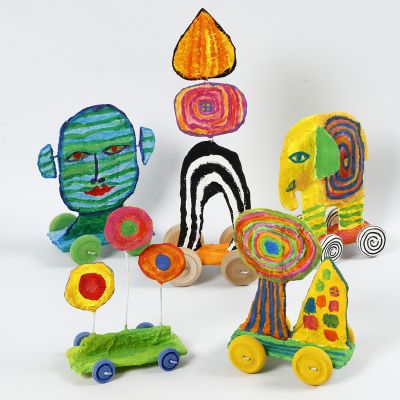 Sculptures sur roues r&eacute;alis&eacute;es &agrave; partir de carton recycl&eacute; et de bandage de gaze.