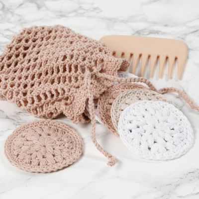 Disques démaquillants en coton crochetés et trousse de toilette
