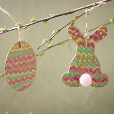 Œuf de Pâques et lapin de Pâques avec colle pailletée et pompon
