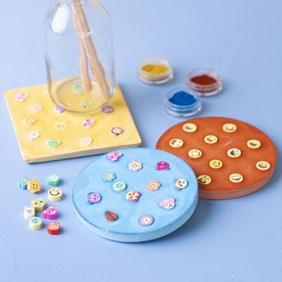 Coulez des carreaux avec des perles en forme de figurine