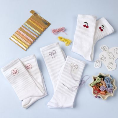 Chaussettes décorées de broderies