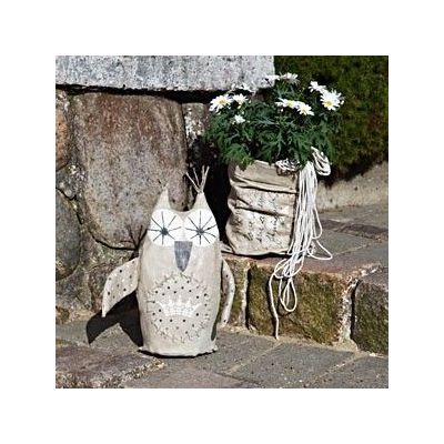 Un hibou décoratif et un vase en forme de sac pour le jardin