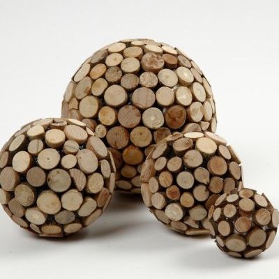 Boules en polystyrène et disques en bois