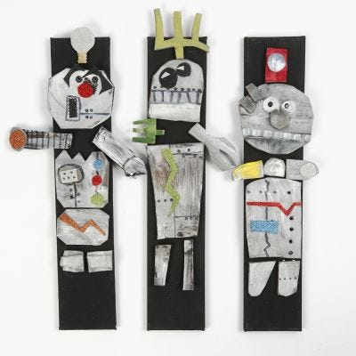 Des robots fabriqués à partir de tapis de couchage et de mousse caoutchouc avec des paillettes.