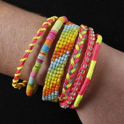 Plusieurs bracelets en un – assemblés avec un embout pour cordon