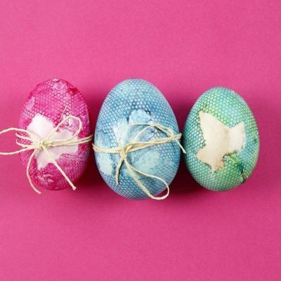 Véritables oeufs avec motifs colorés réalisés à partir de tulle