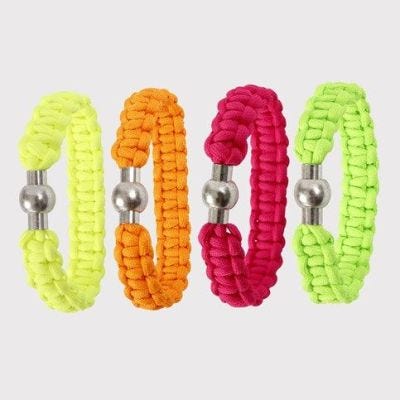 Un bracelet tressé fait à partir de corde pour macramé fluo