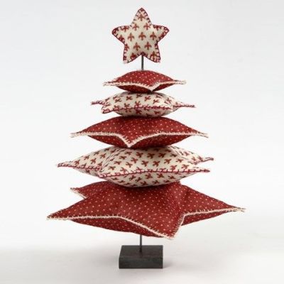 Un arbre de Noël fait avec des étoiles feutrées sur un socle en métal