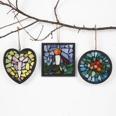 Mosaïque en verre montée sur un mastic noir dans un cadre en bois peint en noir.