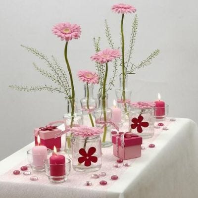 Des décorations de table dans le blanc et le rose