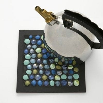 Un sous-plat en pierres de verre déco dans un cadre de collage