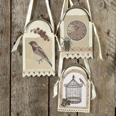 Des décorations à suspendre en papier cartonné et papier design dans une poignée sac à main