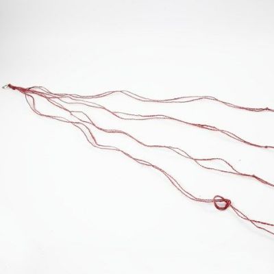 Un système de suspension constitué de quatre longues cordes