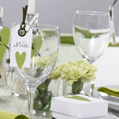 Des décorations de table blanches et vertes de la collection Happy Moments