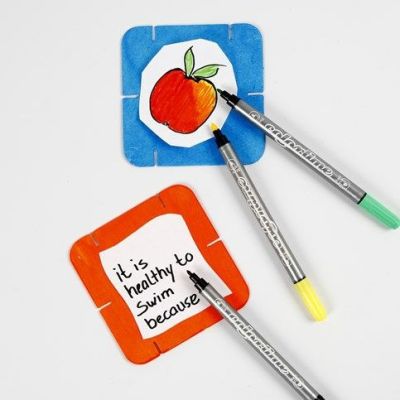 Des pi&egrave;ces de constructions en papier cartonn&eacute; blanc peintes et d&eacute;cor&eacute;es au marqueur