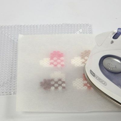 Une étiquette en manille décorée d’un cœur en perles Nabbi