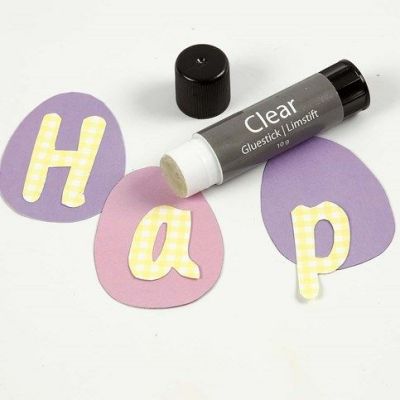 Des oeufs en papier cartonné et des guirlandes de lettres