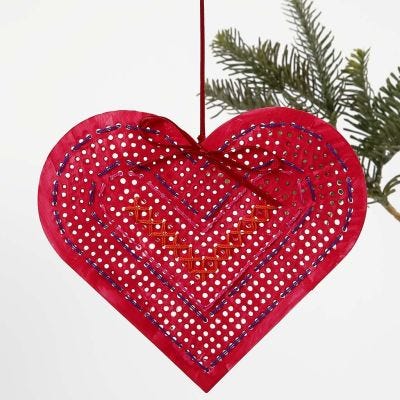 Un coeur en papier cartonné peint et brodé