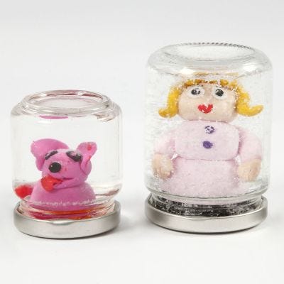 Un pot de confiture boule à neige avec une figurine en pâte Fimo