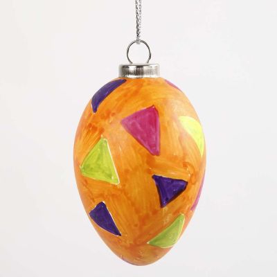 Un œuf avec des dessins faits avec des marqueurs pour verre et porcelaine