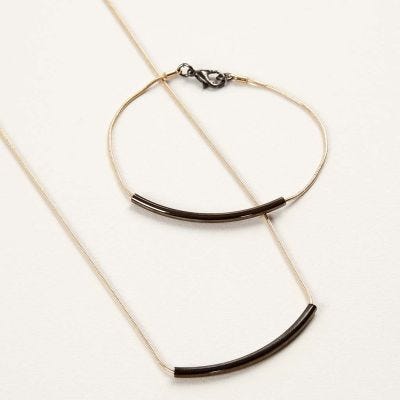 Un bijou fait avec des chaînes articulées et des tubes d'espacement en guise de pendentif