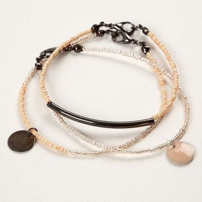 Des bracelets en fil à perles avec des perles Rocailles et des pendentifs