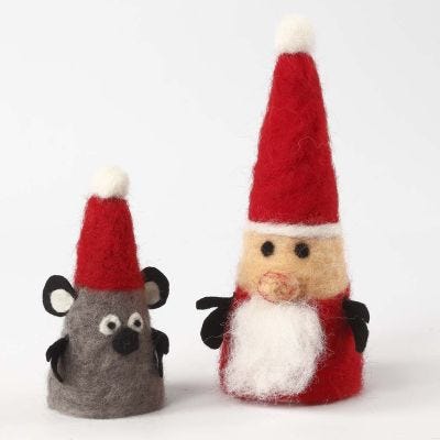 Des figurines de Noël en cône en polystyrène et du feutrage à l'aiguille
