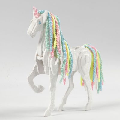 Un cheval transformé en licorne