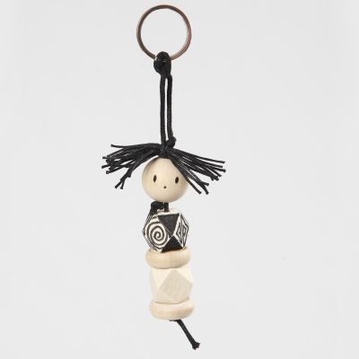 Un porte-clés fait avec des perles en bois sur un cordon