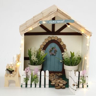 Une petite maison féérique dans une boîte de rangement