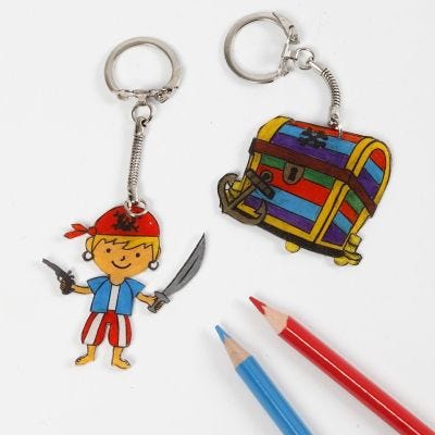 Un porte-clés pirate en plastique thermorétractable
