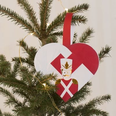 Un panier de Noël tressé en forme de coeur avec des motifs de casse-noisette