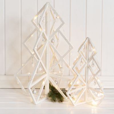Un arbre de Noël 3D en bois avec des décorations et des boules de Noël