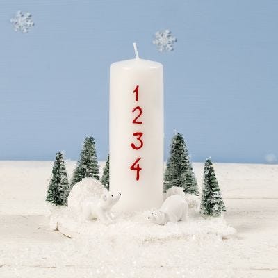 Une décoration de Noël avec une bougie