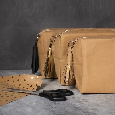 Un pompon en papier imitation cuir