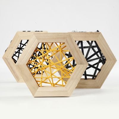 String Art avec du fil de coton tubulaire dans des cadres en bois hexagonaux
