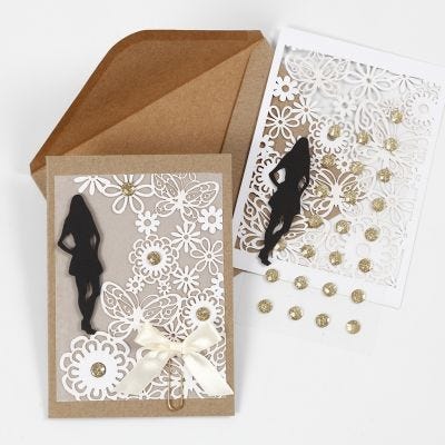 Une invitation avec une silhouette en papier cartonné