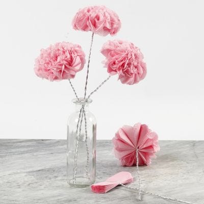 Des fleurs de papier textile sur du fil bonsaï
