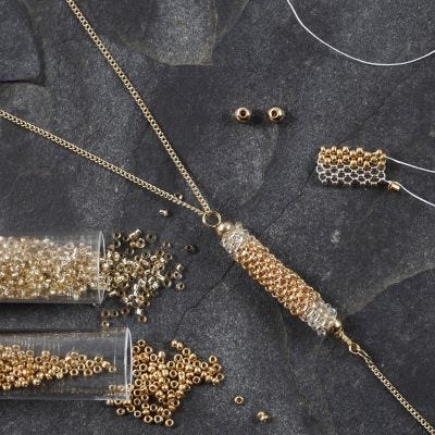 Un tube en perles de rocaille en guise de pendentif pour un collier