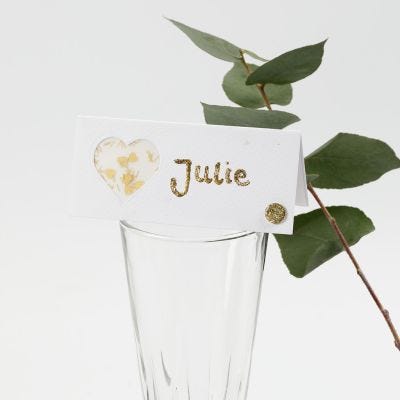 Un marque-place décoré avec un coeur en papier vélin