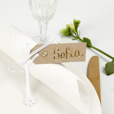 Un marque-place fait à partir d'une étiquette cadeau décorée avec du film décoratif